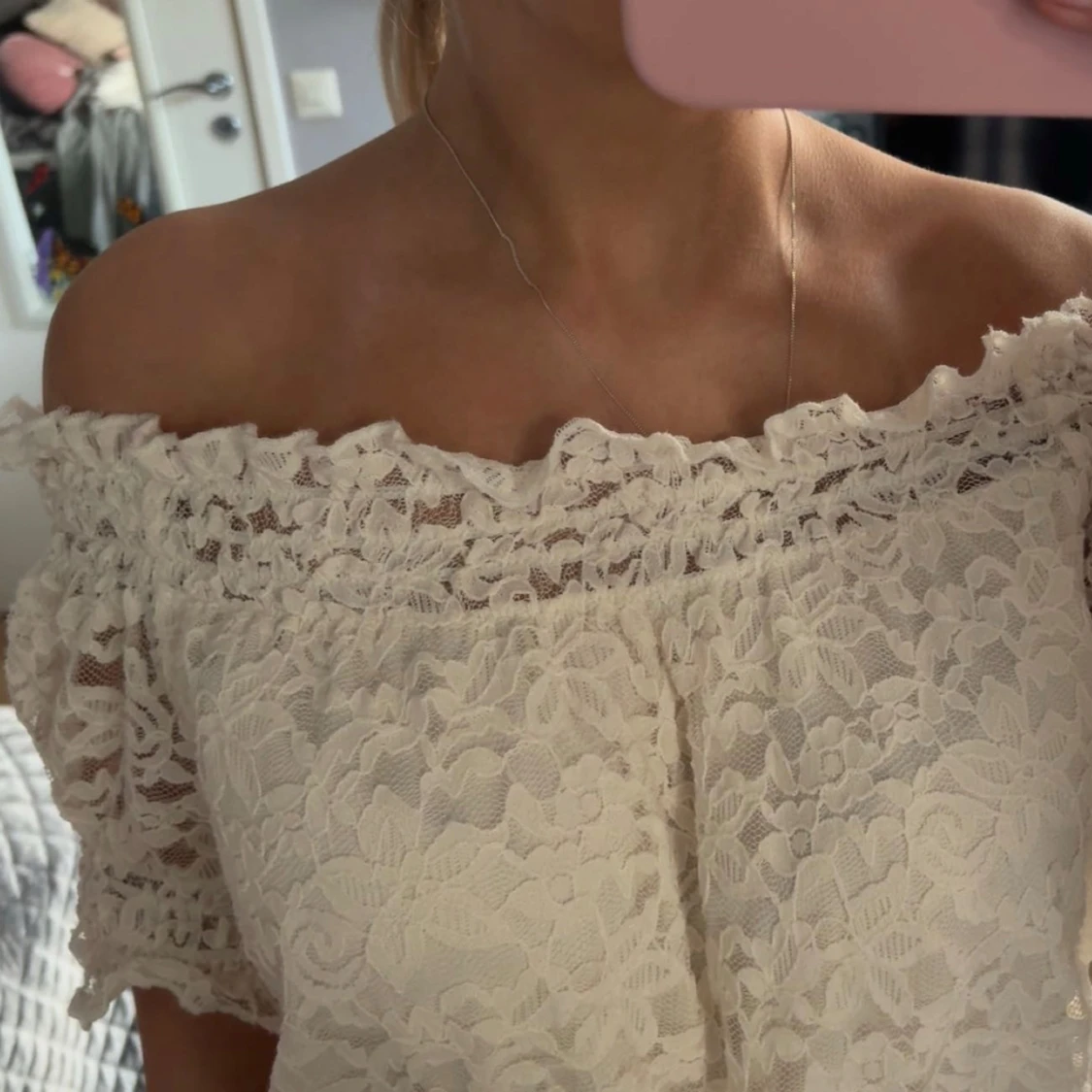 Vit offshoulder spetsblus