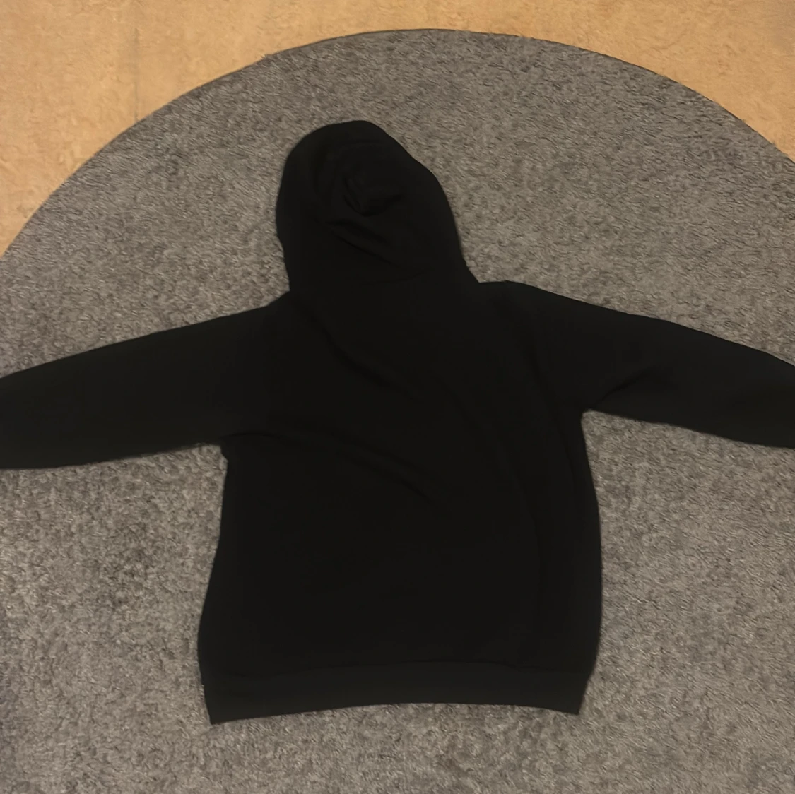 Svart hoodie med dragkedja och tryck - 2