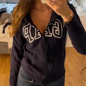 gap kofta  - Super söt mörkblå zip up från gap, köpt här på plick💝kontakta mig först eller tryck på köp nu😇!!