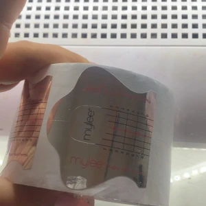 Mylee nagelförlägning  - Stor rulle med silvriga  nagelförlägning från Mylee, perfekta för att bygga och forma gel- eller akrylnaglar. Självhäftande papper med tydliga markeringar för exakt längd och form. Smidig att använda för både nybörjare och proffs.