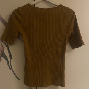 Brun tröja - Använt 2 gånger.