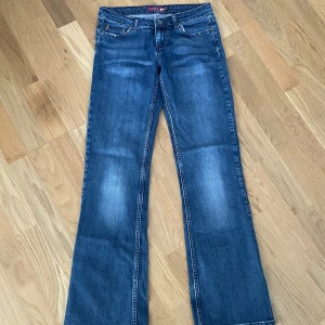 Blåa jeans - Supersnygga lågmidjade bootcut jeans i färgen blå! Vintage och går inte att få tag på längre! Xs , midja: 36 cm, midjehöjd: 19 cm, innerben: 80 cm