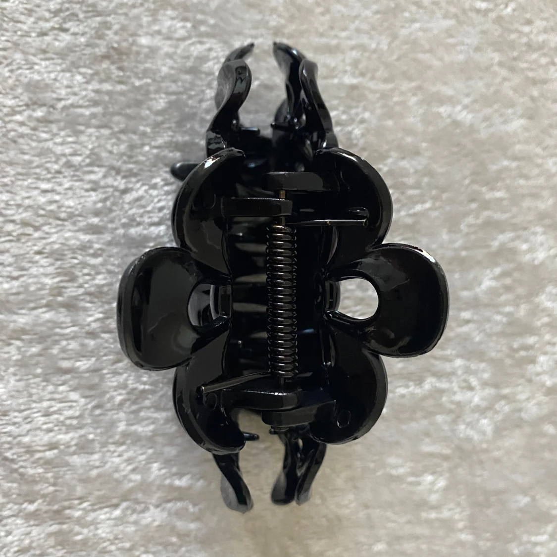 Svart hårklämma med blommor - 1