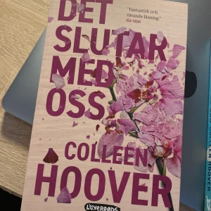 Det slutar med oss - Säljer Det slutar med oss pocketbok av Colleen Hoover på svenska. I mycket bra skick och är inte trasig på något sätt. Säljer även Det börjar med oss separat eller tillsammans med Det slutar med oss. 