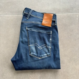 Replay Jeans - Replay Jeans | Modell: Anbass Hyperflex | Storlek 32-32 | skick 9/10 | Nypris 2200kr, mitt pris 699kr! |  Modell är 180 och väger 80kg | Fler bilder och mått kan fixas så bara att fråga! |