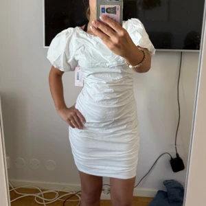 Studentklänning med puffärm! - Sååå söt studentklänning med puffärm från Nelly… hade denna som reserv men kom aldrig till användning, prislappen kvar 🙏 Kanske off season nu men om nån vill bunkra upp eller bara ha en fin klänning är denna verkligen ett kap!!! Jag är ca 160 och en 34/36 i regel för referens