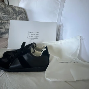 Maison Margiela Gats - Tjenare, säljer mina nya svarta Maison Margiela Gats. Anledning: svart passar egentligen inte mig ville testa något nytt. Skick 10/10 helt nya. Vid frågor osv är det bara att skriva 🙌🙏