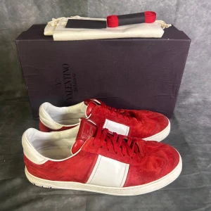 Röda valentino flycrews i mocka - Mycket fint skick med alla nitar kvar | Size 43 men passar även 44 | fraktar spårbart inom 24 timmar |  för att köpa klicka ” köp nu” | vid frågor skriv ett meddelande |