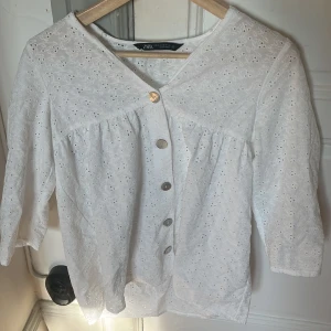 Zara blus - Fin blus med vita detaljer säljs för att den inte kommer till användning men i super bra skick