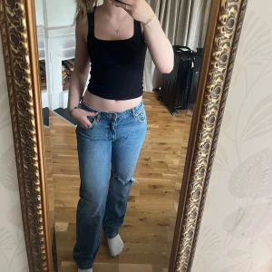 Blå jeans låg midja  - Blå jeans från Pull&Bear med rak passform och låg midja. Använda en gång så i nyskick. Säljer då jag tycker de är för stora på mig. Hör av dig om du har frågor, pris går att diskutera🫶