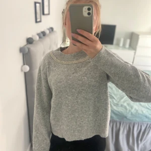 Snygg grå stickad tröja med glitter detalj!😍 - Nu säljer jag min nästan helt oanvända stickade grå tröja från Kappahl i storlek S. Den är superfin och gör outfiten extra snygg med den glittrande detaljen! 🥰