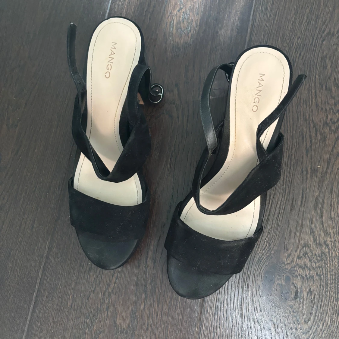 Svarta klackade sandaler från Mango - 1