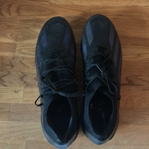 Adidas crazyfast  - Ett par svarta adidias crazyfast fotbollsskor. Skick 8/10. De är använda i runt en månad och är storlek 43 1/3.  Köpta för 2699kr 