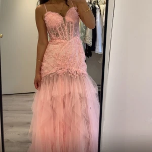 Ljusrosa festklänning  - Endast använd vid ett tillfälle (4h) och är fortfarande i gott skick. Klänningen kostade 3500 men säljer för 1500kr. Småändringar av pris kan eventuellt diskuteras. Storleken är perfekt för en som är i storlek 36 skulle jag säga. 