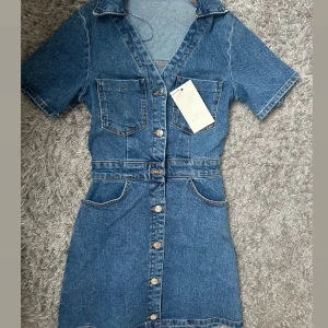 Jeansklänning - Helt ny med prislapp. Inga deffekter alls💕 Slutsåld på hemsidan i båda färgerna. 