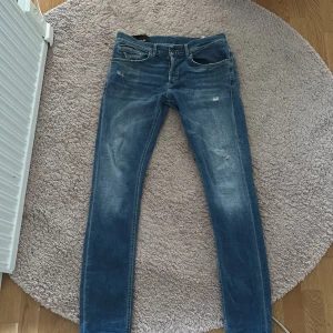  Dondup George jeans - Säljer ett par blå jeans från Dondup, köpte Jensen i butik förra sommaren. Slitningarna är från fabrik och knappt använda. Så om du har några frågor eller funderingar är det bara att skriva.