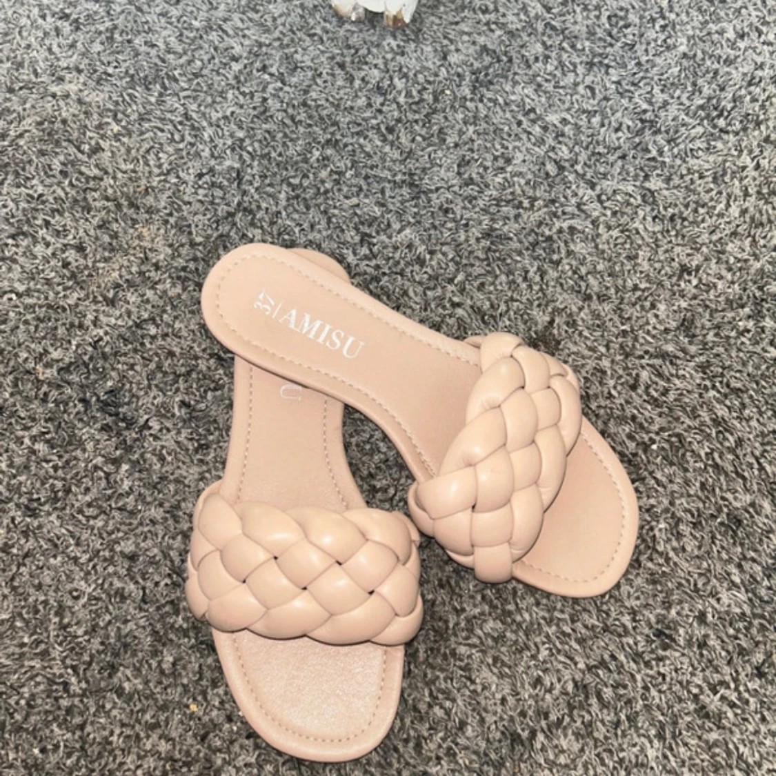 Beige flätade sandaler från Amisu