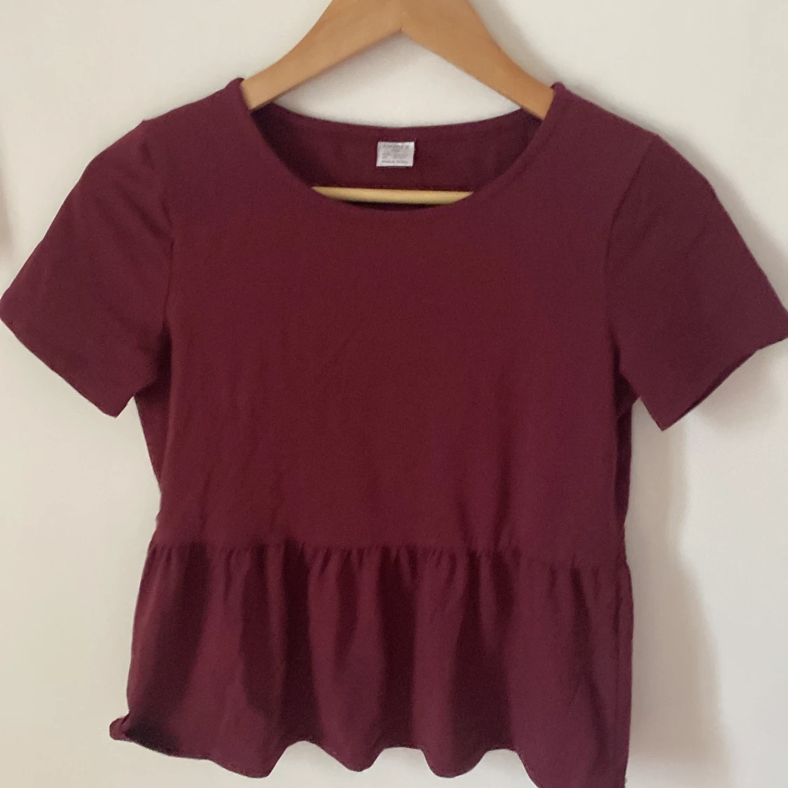 Vinröd blus med volang från Lindex 💋