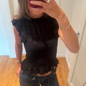 Svart volangblus med spetsdetaljer - Snygg topp, strl s 🧚🏻‍♀️