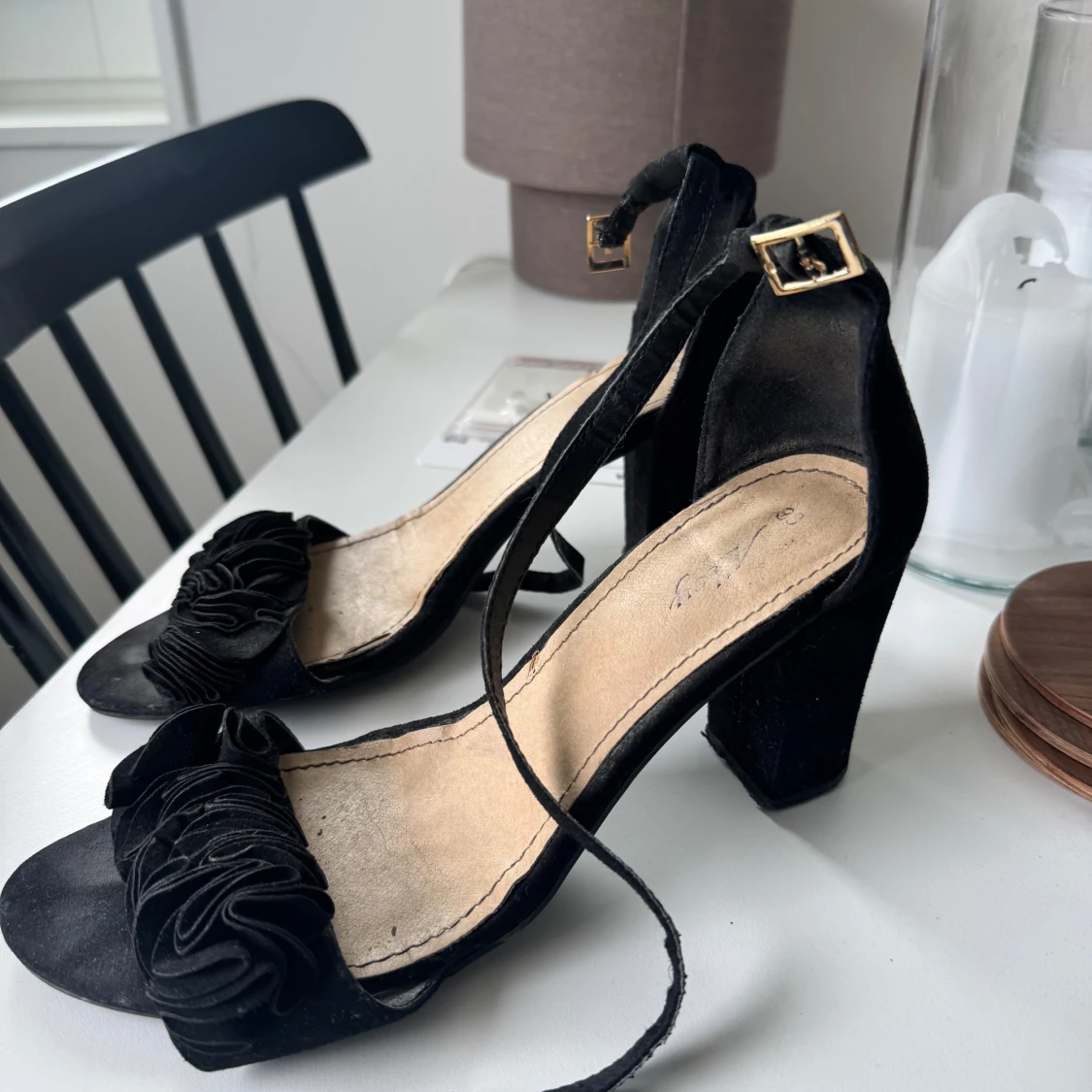 Svarta klackar och volang - 1