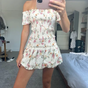 Offshoulder blommig kortklänning - Selling this cute puffy floral mini dress, perfect for summer! Size S, brand new with tags 🏷️ shipping from England so it takes 10 days to arrive. Swish and Revolut accepted. Shipping included in price 🧁message me for more details and see my very first post for more information 
