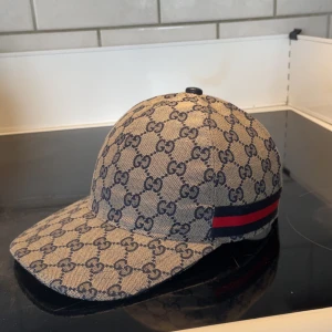 Blue Gucci Canvas Keps - ✅Riktigt fet Gucci Keps                                                   🧾Äktighetsbevis och kvitto finns                                🏷️Kan gå ner i pris vid snabb affär                               ☑️Har kvar original tagsen.