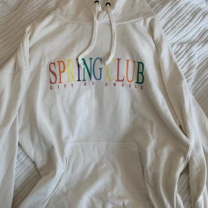 Vit hoodie från 157 - Säljer denna jätte härliga hoodien från lager 157. Det är en vit hoodie med trycket springclub där fram. Tyget är inte jätte tjockt så perfekt att de inte blir för varmt. Det står storleken M men skulle säga det är större än det. Iallafall L. Den har inga tecken på användning och säljer pga inte kommer till användning 