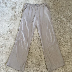 Beiga linnebyxor XXS - Beiga linnebyxor i storlek XXS. Jag är 164 och de passar fint👍🏼Köp köp köp!! Priset kan diskuteras.