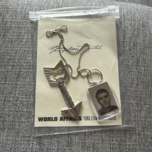 Yung Lean merch  - halsband från Yung Lean World Affairs merch, aldrig använd nyskick priset kan absolut diskuteras 