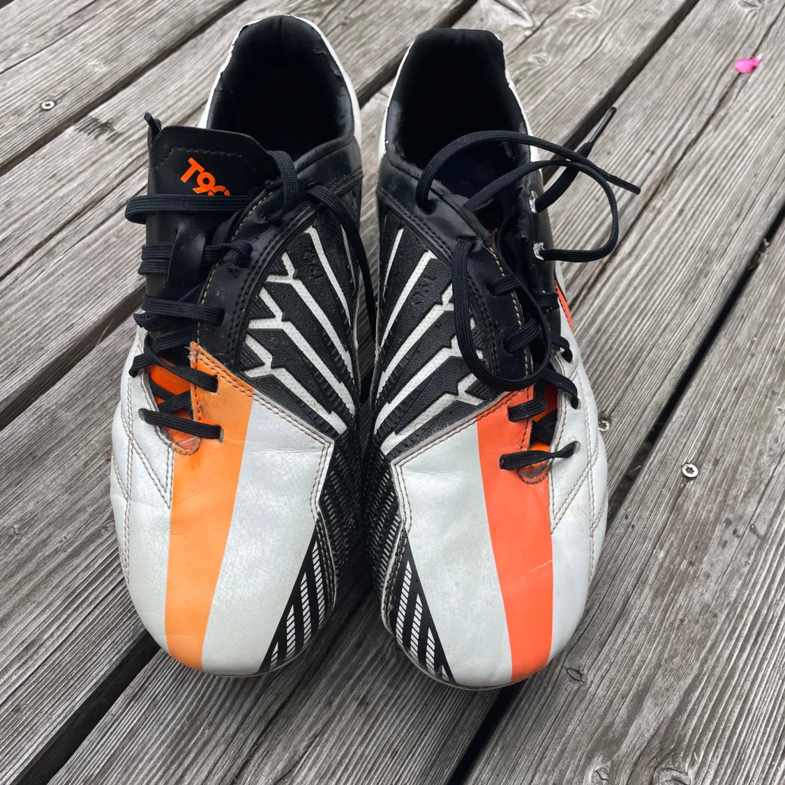 Nike fotbollsskor i svart, vitt och orange - 2