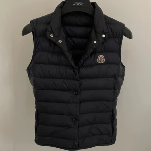 Moncler Väst - Fet Moncler väst som passar alla outfits. Västen är i nyskick och kostar runt 8000 ny. Självklart äkta och kommer med äkthetsbevis. Intresserad i byten och pris kan såklart förhandlas! 🎇