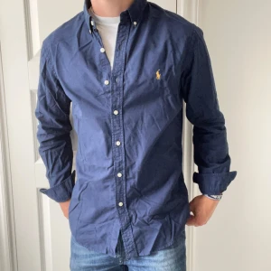 Ralph Lauren skjorta / overshirt - Väldigt tjock Ralph Lauren skjorta, funkar väldigt bra som en overshirt. Inga defekter förutom en lite lös tråd vid en knapp men märks verkligen inte. Modellen är 180,75 kg och bär L Slim fit.