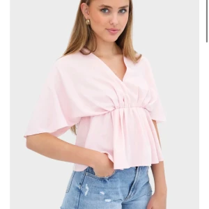 Blus - Ljusrosa blus från märket Meet Me There, i strl xs. Tröjan är aldrig använd. Nypris 455kr
