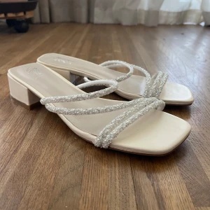 jättefina finskor med låg klack - Inköpta till balen men ej använda då jag hittade några andra som passade bättre till min klänning. Helt oanvända men en av skornas klack låter lite då det är någon luftbubbla, men inget som märks vid tillställningar (därav priset). Jättefina!💗