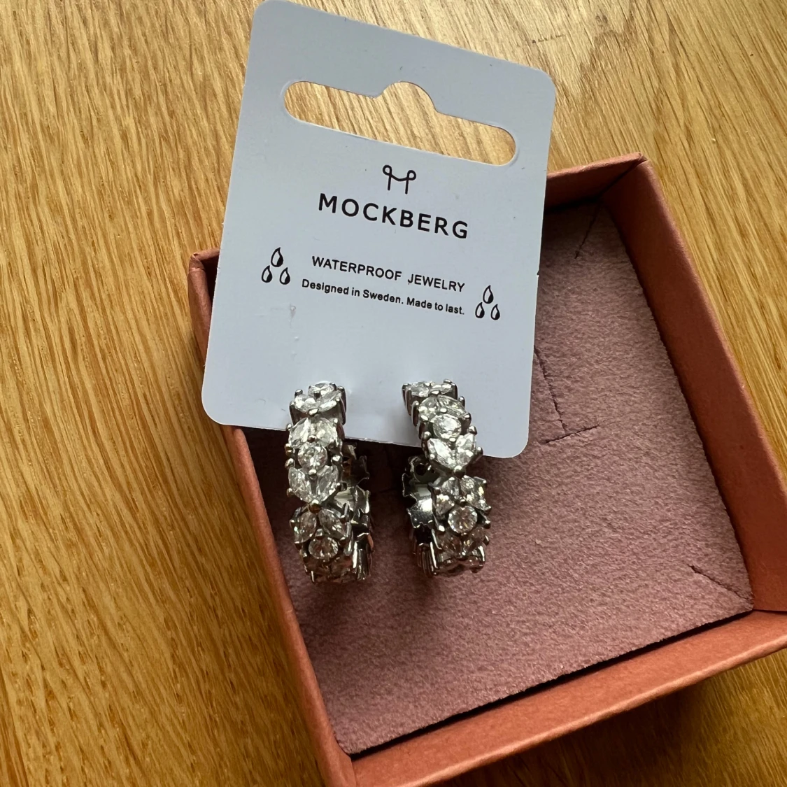 Queen örhängen silver från Mockberg - 2