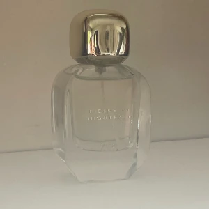 Zara Fields at Nightfall  - Zara Fields at Nightfall är en parfym med söt doft av pralin, jasmin och sandelträ och Amber   Gillar du essnce godess gillar du denna. Eller gillar du  This is Her Zadig & Voltaire så kommer du gilla denna parfym, lång hållbarhet.  50 ml flaska 