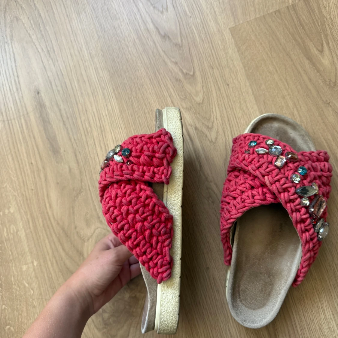 Röda sandaler från Inuikii med pärlor - 1