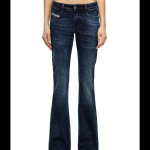 Diesel jeans - Jätte fina lågmidjade bootcut jeans från diesel. I modellen d-ebbey. Dem är i barn storlek 14 år men dem passar mig som vanligtvis bär storlek 36. Mått: midja 37, total längd 104, innerben 80,5.