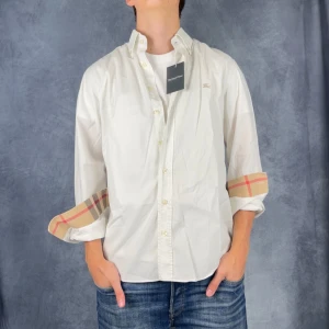 Burberry skjorta - Skick: 9/10 | Tillbehör: Bara skjortan | Nypris: +- 4000 SEK | Övrig information: Storleken är M men passar mer L