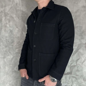 A Day’s March Overshirt - A Day’s March Overshirt  - Pris: 549kr  - Modell: 180cm 70kg  - Bra skick utan defekter  - Storlek: S! Hör av er vid fler funderingar🫶