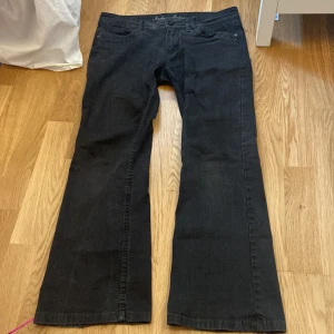 Intressekoll- Lågmidjade svarta bootcut jeans  - ‼️KÖP INTE DENNA ANNONSEN!‼️lägger nu ut ett intresse på mina grå/svarta byxor som är Lågmidjade och bootcut från indigo collection då jag inte gillar hur de sitter på mig så de är lite stora. De är väldigt stretchiga och är lite stora på mig som har w30 i midja men passar perfekt i längden på jag som är 160. De är i super bra skick förutom när jag drog upp de en gång lossnade ett hacke vid midjan men ingen man ser,tänker på eller stör sig på. Kom med bra prisförslag och ställ gärna frågor m.m💞