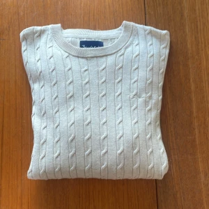 Beige stickad tröja från Bondelid  - Säljer en Beige kabel stickad tröja från Bondelid. Tröjan är i nyskick. Nypris är 799. Hör gärna av dig för fler frågor och om priset!