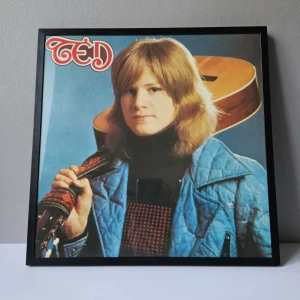 Ted Gärdestad - Albumaffisch, 31.5x31.5cm - Ted Gärdestad - Ted albumaffisch, 31.5x31.5cm  Passar bra i IKEAs tavelram Lomviken!  Skickas i papprulle - Ramen ingår inte!