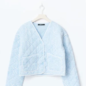 Ljusblå jacka - Helt ny. Aldrig använd, super söt jacka från Gina tricot. Säljer då den inte passade. Köptes på rea så därför lägre pris!! Skriv om ni vill ha fler bilder eller om ni har frågor😇💞