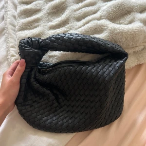 Svart flätad axelväska i skinn - Bottega liknande väska, använd 1 gång