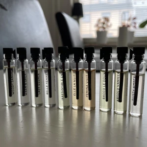 Parfymkit från Essnce - Parfymkit från Essnce. Säljer ett set med tio olika parfymprover, 2 ml i varje. Perfekt för dig som vill testa olika dofter. Pris på hemsidan 45 kr styck.