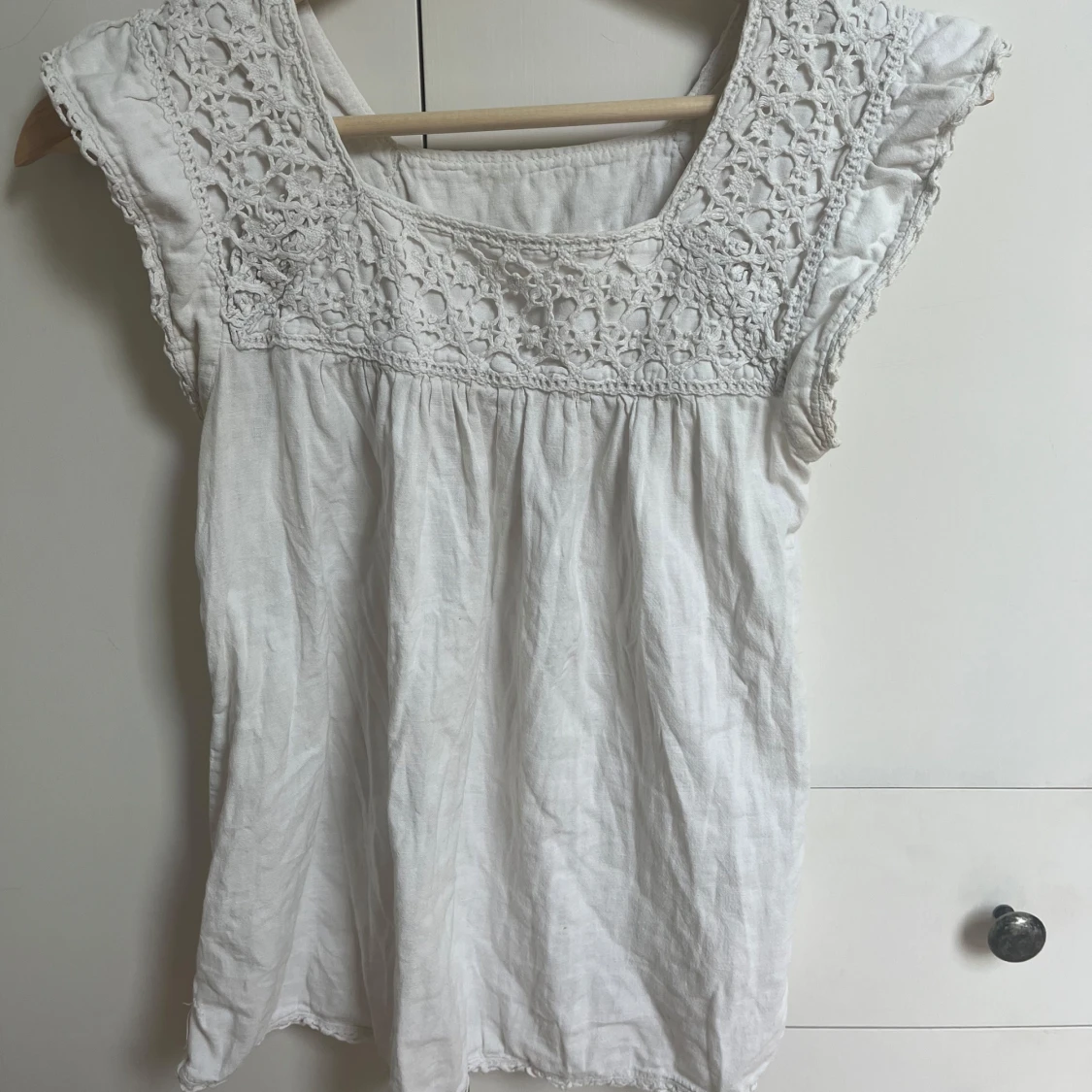 Vit blus med spetsdetaljer