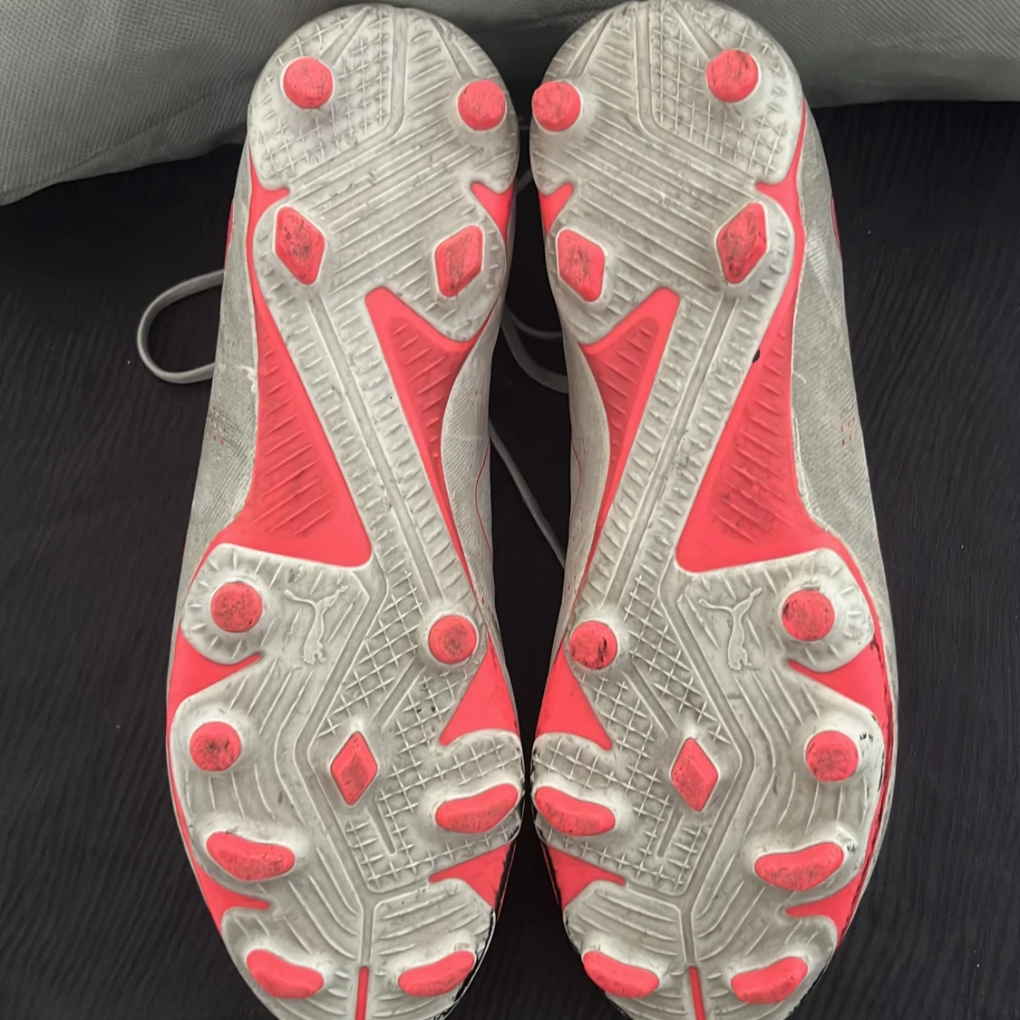 Puma vita och röda fotbollsskor - 1