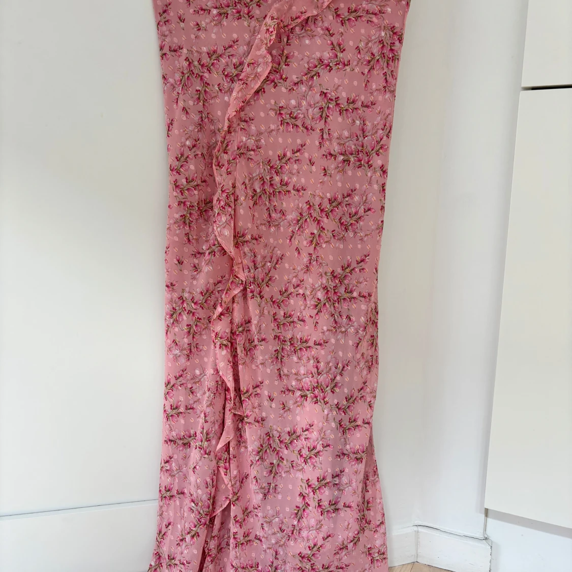 Rosa blommig kjol med volang från Neo Noir - 2