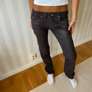 Raka låga bruna jeans  - Super sköna och tunna, de är ganska stretchig och väldigt bekväma att ha på sig. Väldigt lätt och enkelt men lite läder imitation vibes. De är lågmidjade och långa. Skriv för mått✨